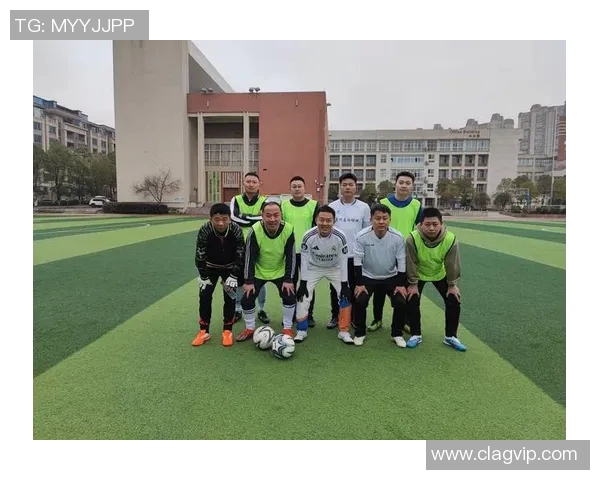 小球迷热情直播贵阳足球比赛展现青春活力与团队精神